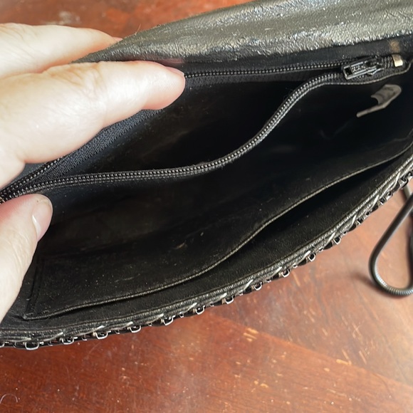 La Regale black beaded purse with strap and crown detail on the side - Picture 7 of 12